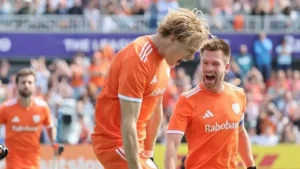 Dutch men leave it late in Amsterdam thriller v India