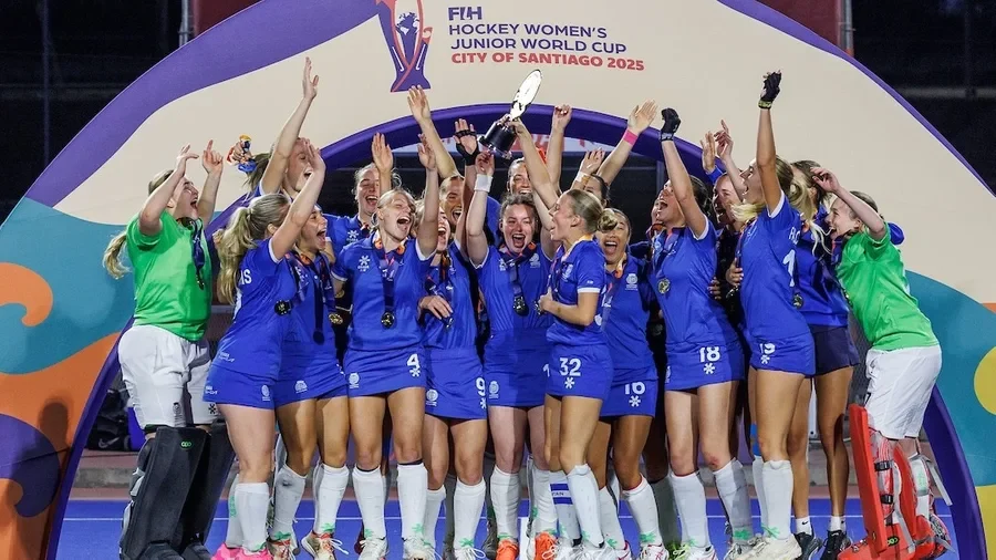 Scotland lift the Challenger Trophy on the eve of the Final at the FIH Hockey Women’s Junior World Cup in Santiago