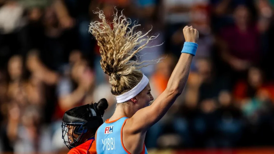 Dutch delight as defending champions sail through to semi-finals