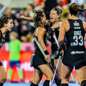 Las Leonas book semi-final ticket as race to final four intensifies
