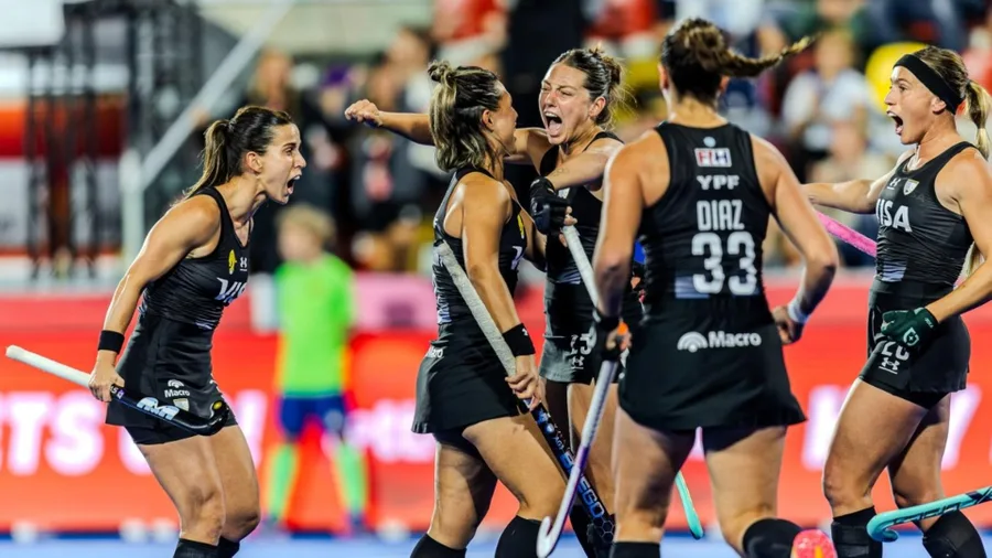 Las Leonas book semi-final ticket as race to final four intensifies